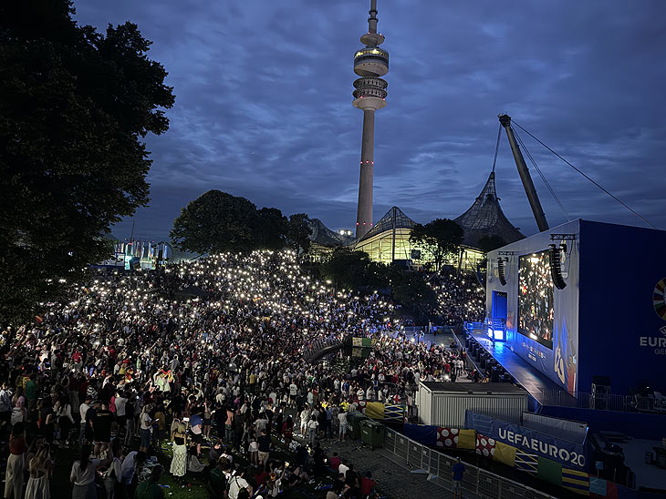 Stimmung beim Public Viewing auf der Euro Fan Zone im Olympiapark (©Fotp.Martin Schmitz)
